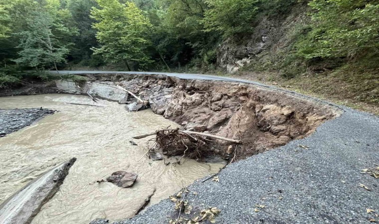 Düzce Yedigöller yolunun çökmesi sebebiyle yol trafiğe kapandı