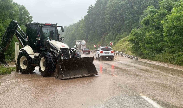 Düzcede aşırı yağışlar Yığılca yolunu kısmen trafiğe kapattı