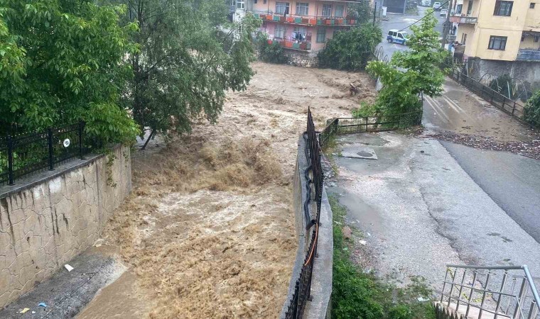 Düzcede köprü çökme riskine karşı trafiğe kapatıldı