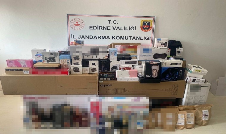 Edirnede kaçakçılık operasyonları: 29 gelinlik, kaçak malzemeler ve uyuşturucu yakalandı