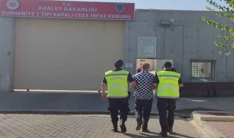 Edremitte aranan 2 şahıs JASAT tarafından yakalandı