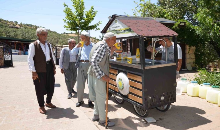 Eğilde peygamber kabirlerini ziyarete gelen vatandaşa limonata ikramı