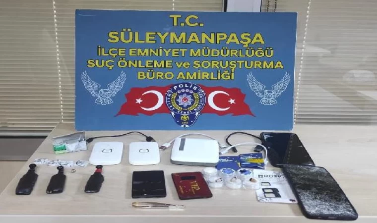 Ehliyet sınavı öncesi kopya düzeneğini test ederken yakalandılar