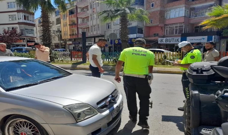 Ehliyetsiz sürücü, motosikletle yaya ve otomobile çarptı: 3 yaralı