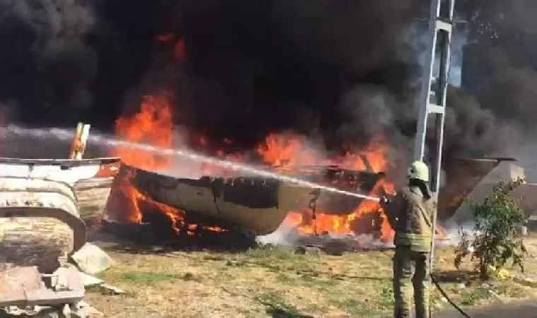 (Ek fotoğraflar) Küçükçekmece’de 4 teknede yangın