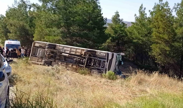 Ekmek parası için Urfadan Denizliye gelen işçileri taşıyan servis şarampole devrildi