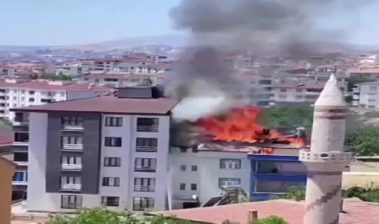 Elazığ’da 3 katlı binanın çatısında yangın