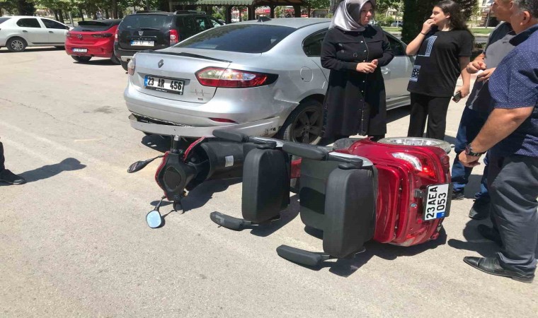 Elazığda elektrikli motosiklet otomobile çarptı: 1 yaralı