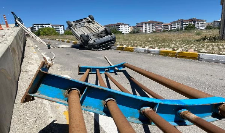 Elazığ’da hafif ticari araç üst geçitten düştü: 2 yaralı