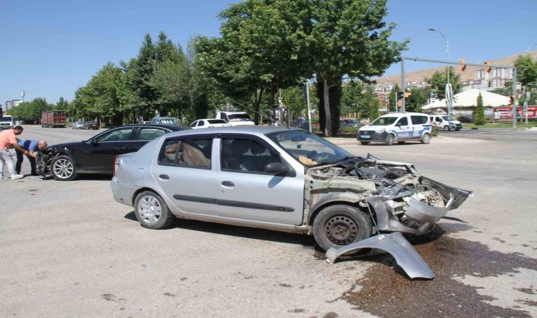 Elazığda trafik kazası: 3 yaralı