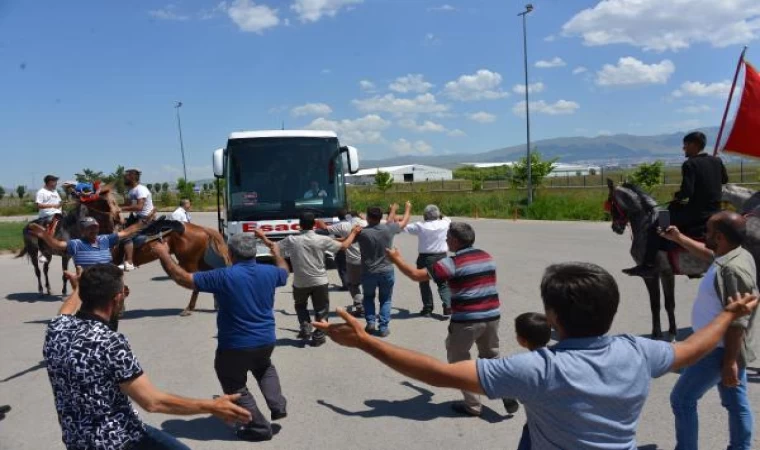 Endonezyalı gelini atlı ciritçiler karşıladı