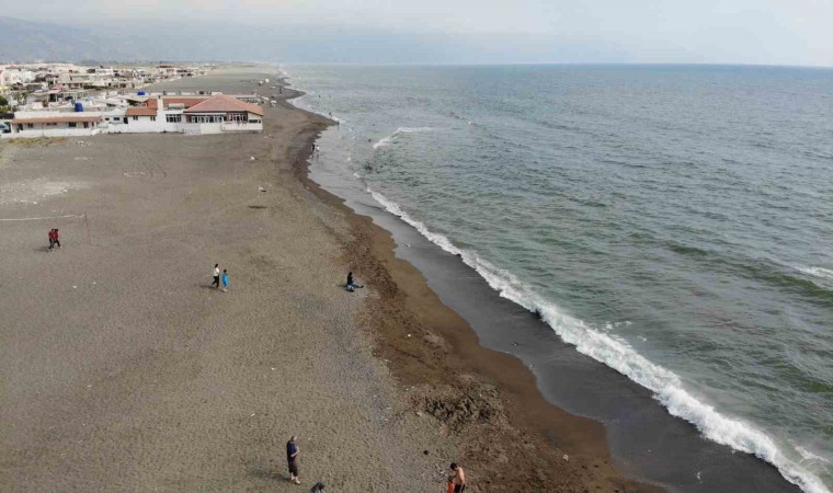 Enkaz kent Hatayın 14 kilometrelik plajı bu bayram boş kaldı