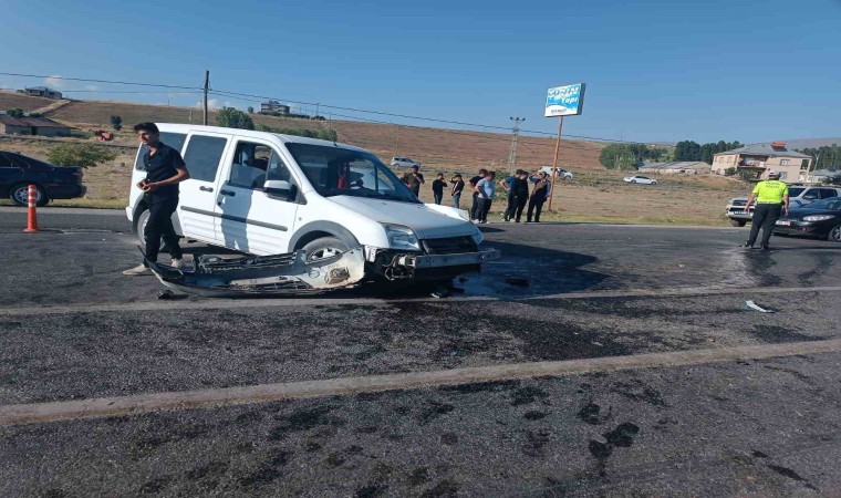 Ercişte üç araç kazaya karıştı: 13 yaralı