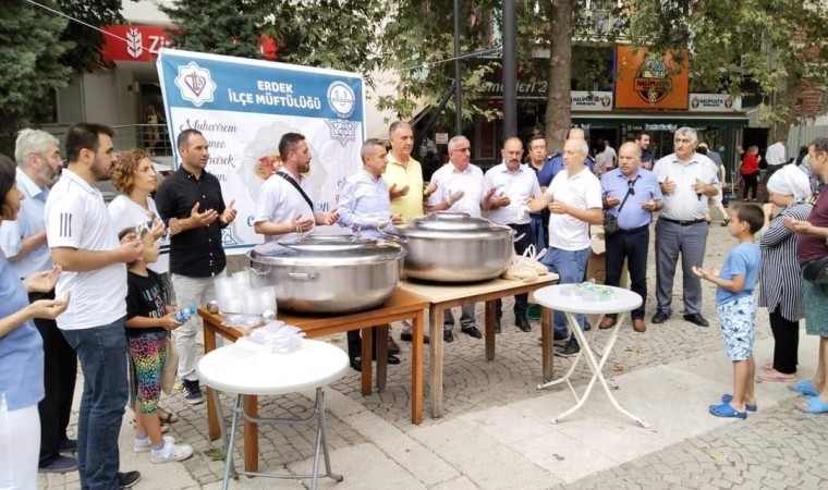 Erdekte aşure kazanları birlik için kaynadı