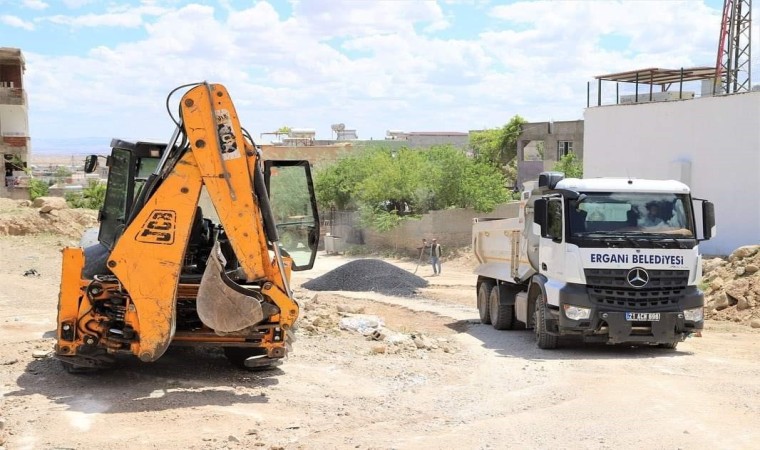 Ergani Belediyesi yol onarım çalışmalarına devam ediyor