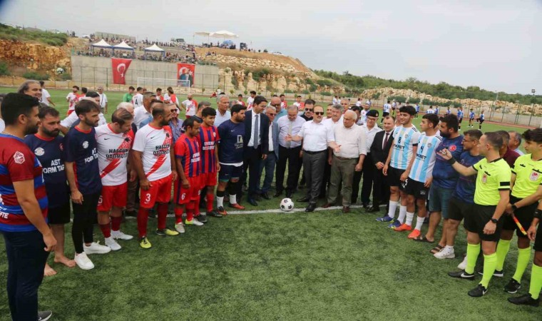 Erkekler sahada kadınlar tribünde