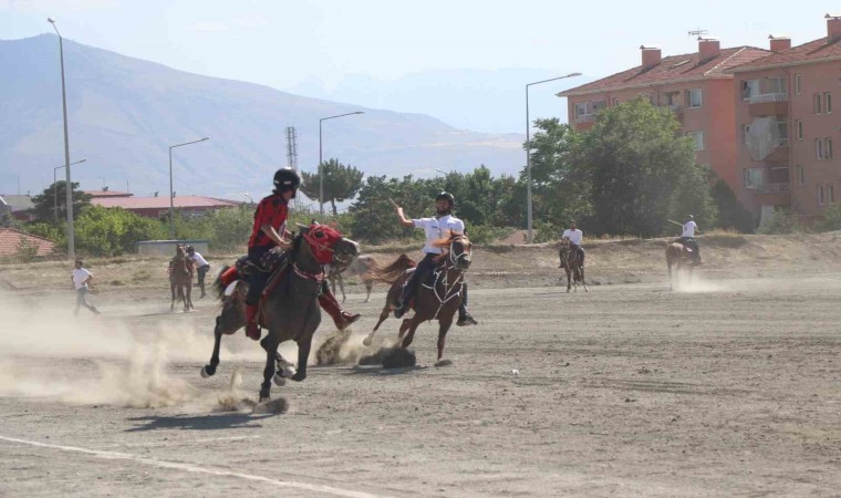 Erzincanda atlı cirit il birinciliği müsabakaları başladı