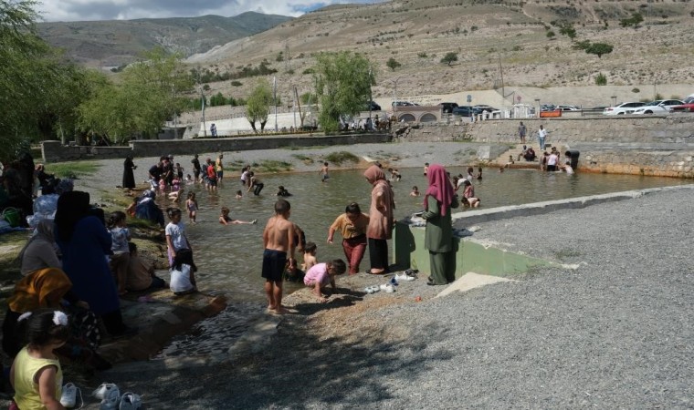 Erzincanda sıcaktan bunalan vatandaşlar havuzda serinledi