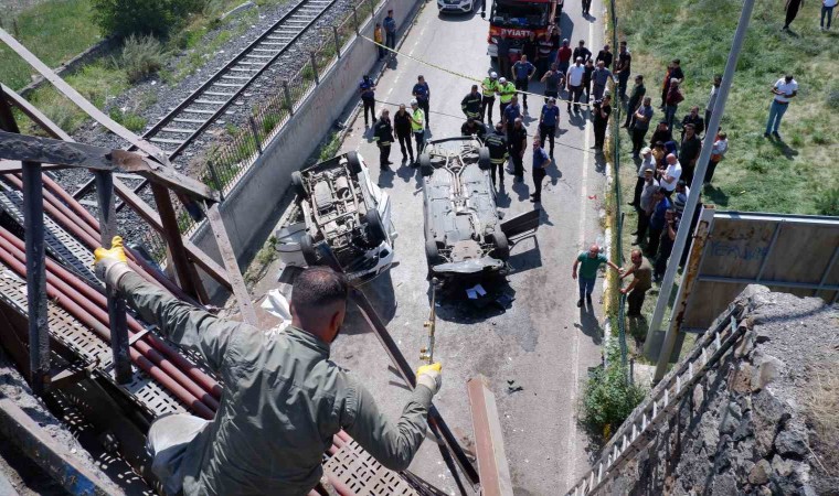 Erzurumda iki araç köprüden uçtu, can pazarı yaşandı