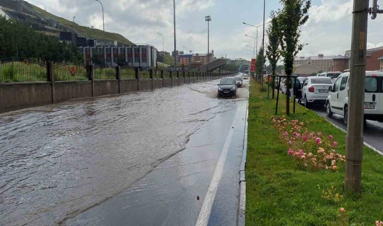 Erzurumda sağanak yağmur hayatı felç etti