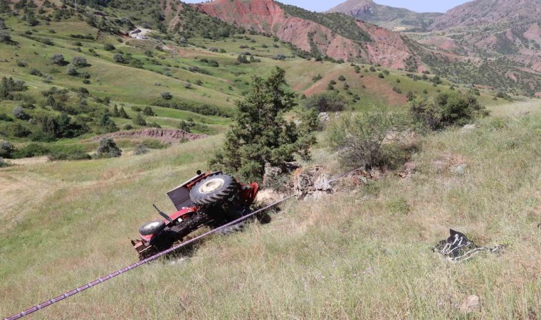 Erzurumda tarlada traktör devrildi: 1 ölü