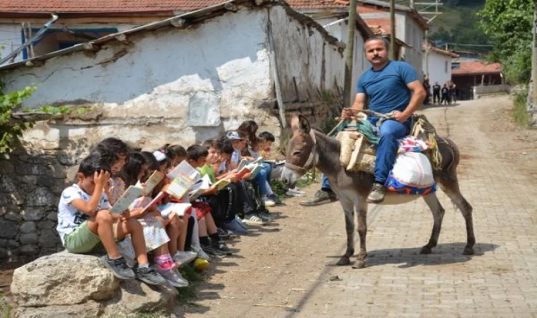 ’Eşekli kütüphane’ hizmetini gönüllü olarak yapıyor