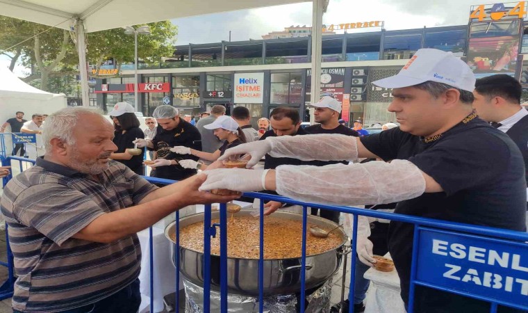 Esenlerde 12 bin vatandaşa aşure ikram edildi