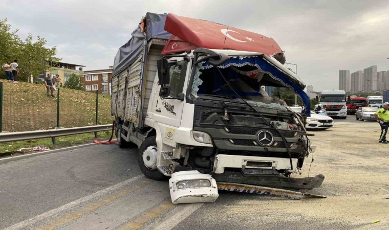 Esenyurtta bariyerlere çarpan sebze yüklü kamyon devrildi: 1 ölü, 1 yaralı