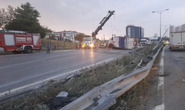 Esenyurt’ta karşı şeride geçen kamyon devrildi: 1 ölü 1 yaralı