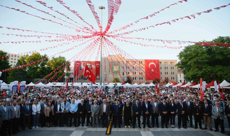 Eskişehirde 15 Temmuz anma programı yüzlerce vatandaşın katılımıyla gerçekleştirildi