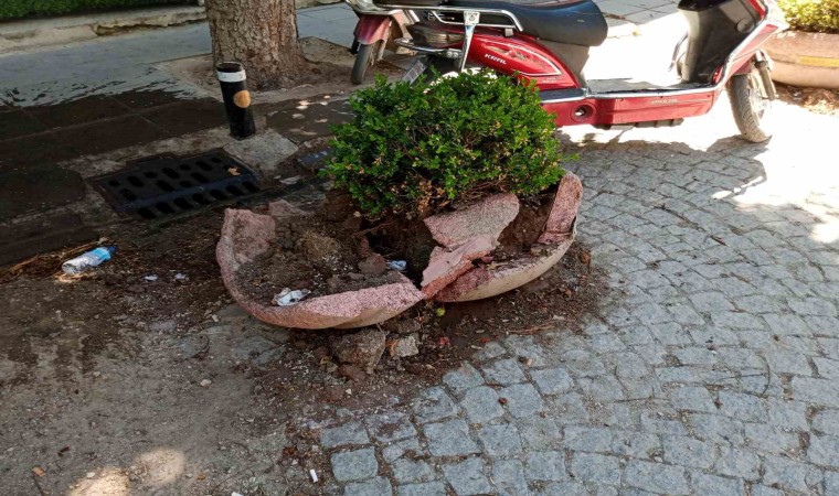 Eskişehirde dikkatsiz sürücü aracını park ederken beton saksıyı kırdı