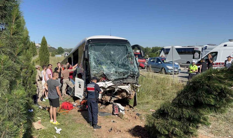 Eskişehirde otobüs yoldan çıktı:35 yaralı