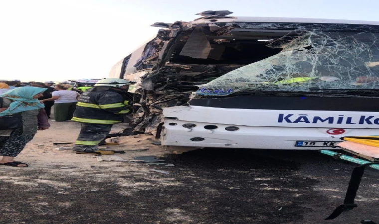 Eskişehir’de yolcu otobüsü, TIR’a çarptı: 23 yaralı