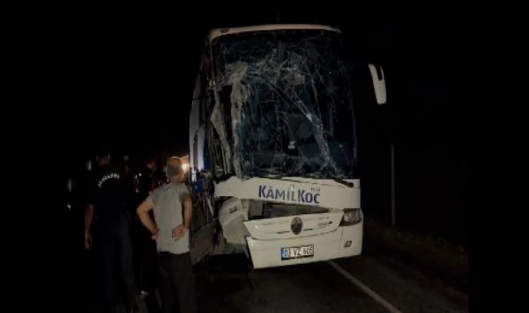 Eskişehir’de yolcu otobüsü, traktöre çarptı: 6 yaralı