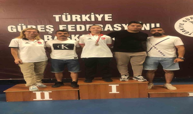 Eskişehirli sporcudan halterde gümüş madalya