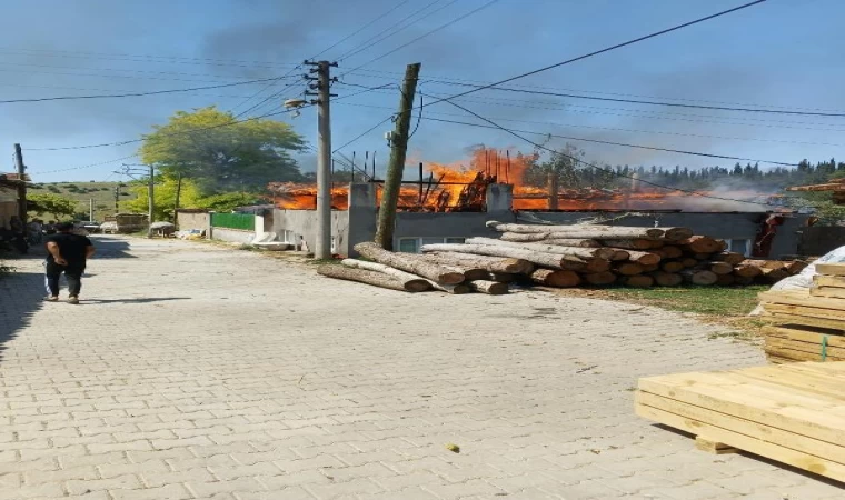 Evlerinin yandığını fark etmeyen çift, komşuları sayesinde kurtuldu