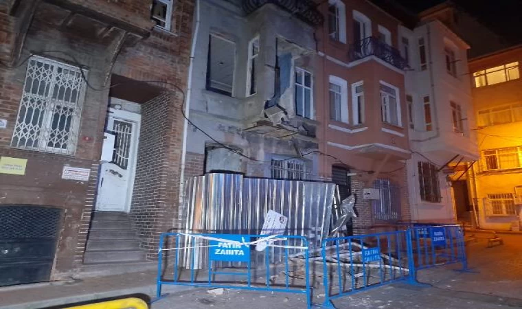 Fatih’te 3 katlı metruk binada balkon çöktü