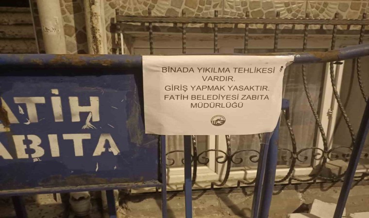 Fatihte inşaat temeli kazılırken hasar gören bina boşaltıldı