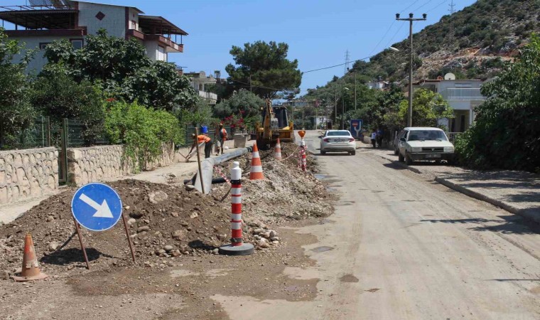 Finikede, eskiyen içme suyu boru hattı yenileniyor