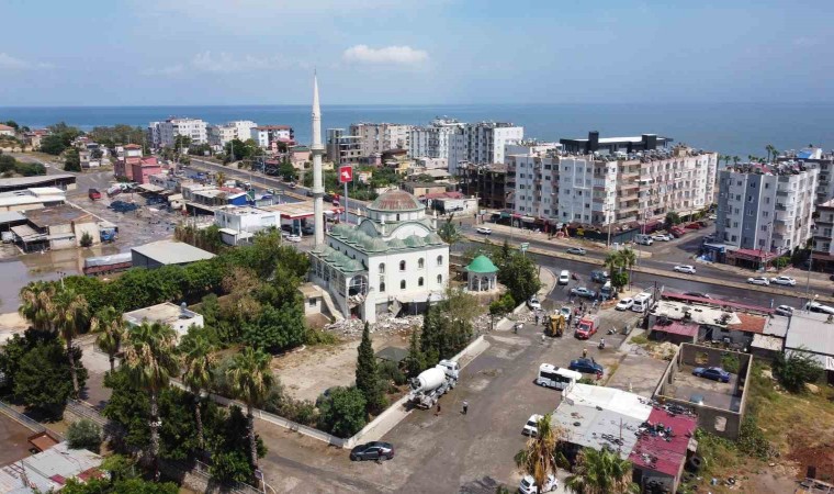 Fırtına minareyi araçların üzerine devirdi: 2 yaralı