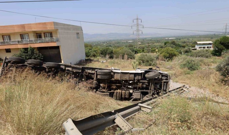 Freni boşalan park halindeki tır devrildi