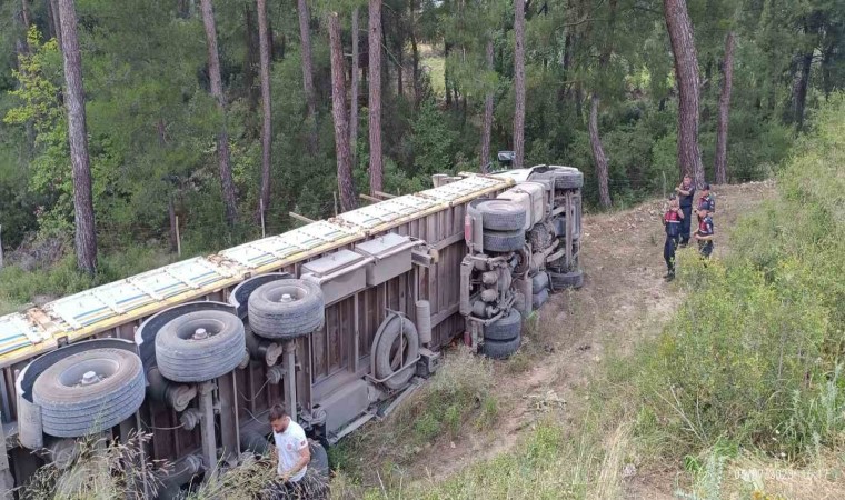 Freni boşalarak devrilen kamyonun sürücü hayatını kaybetti