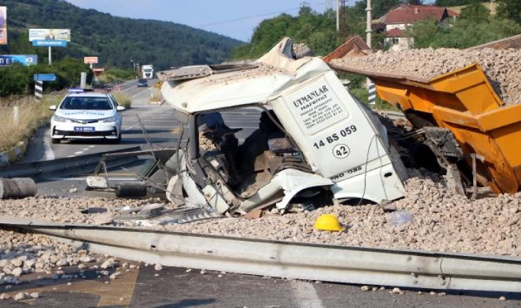 Freni patlayan kamyon toprak yoldan D-100 karayoluna uçtu: 2 yaralı