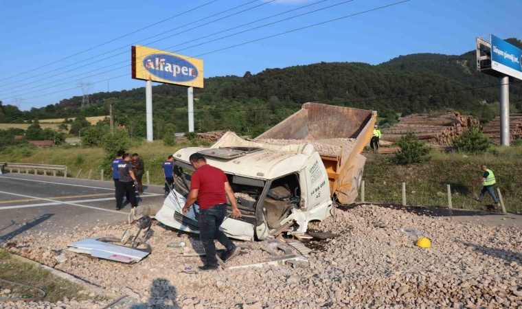 Freni patlayan taş yüklü kamyon D-100 karayoluna uçtu: 2 yaralı