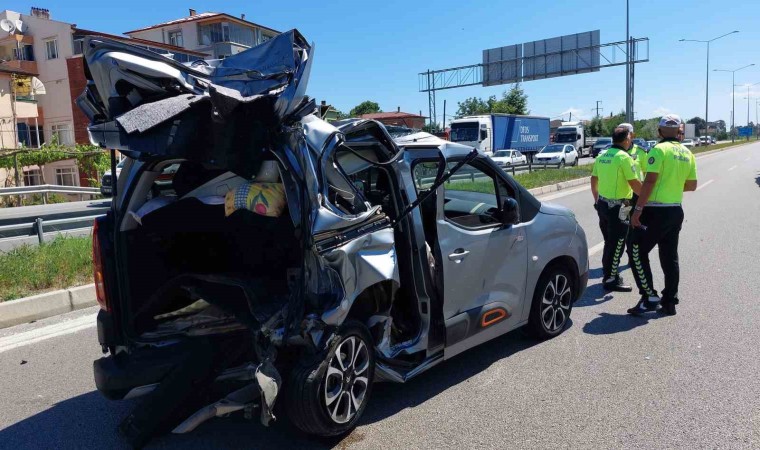 Freni tutmayan tır yol kenarındaki araca çarptı: 1i ağır 3 yaralı