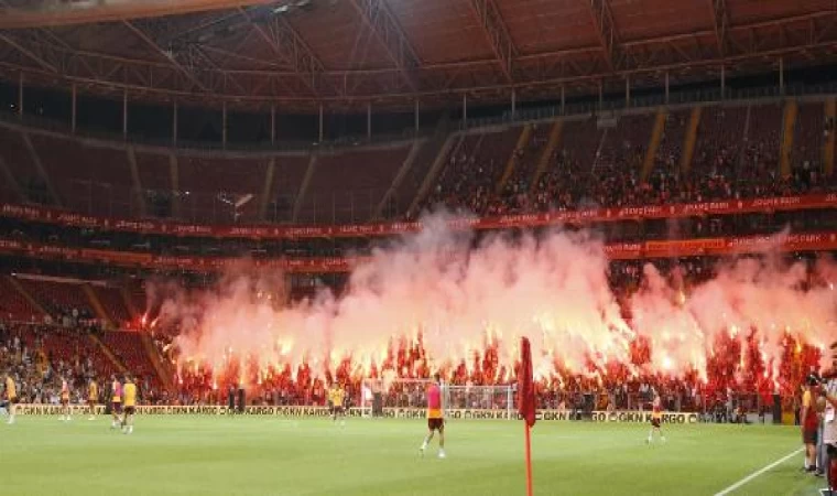 Galatasaray, taraftara açık antrenmanla hazırlıklarını sürdürdü