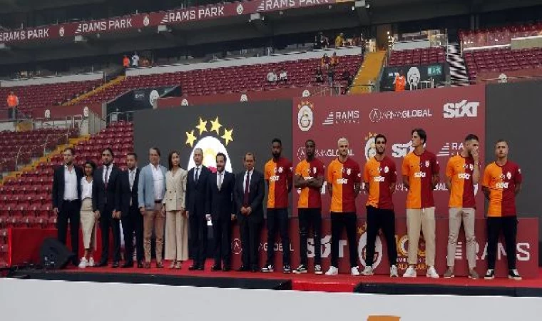 Galatasaray’da yeni transferler için imza töreni düzenlendi (FOTOĞRAFLAR)