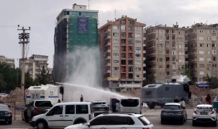 Galeria Sitesi’nde çalışma yapan bilirkişi heyetine toz engeli; TOMA’lar sulama yaptı