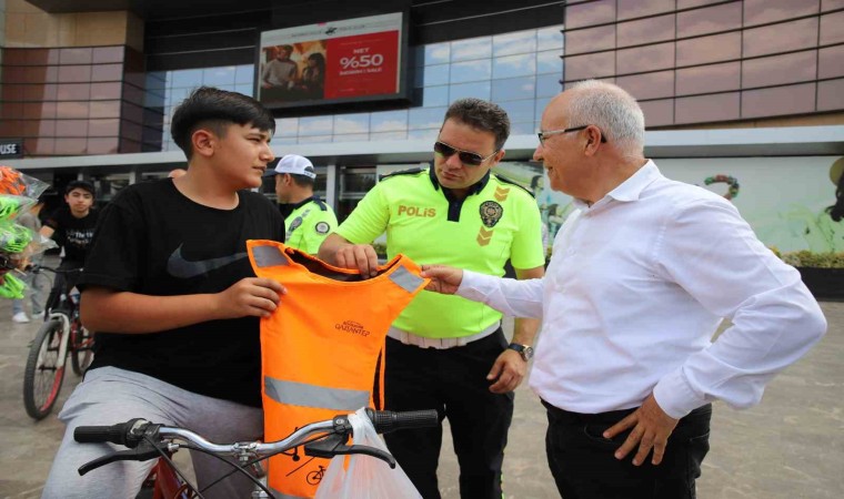 Gaziantepte bisiklet ve scooter sürücülerine reflektörlü yelek dağıtıldı