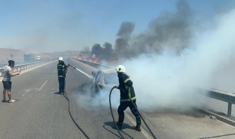 Gaziantep’te seyir halindeki otomobil yandı